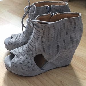Jeffrey Campbell Mary Rocks Grey Wedges size 8